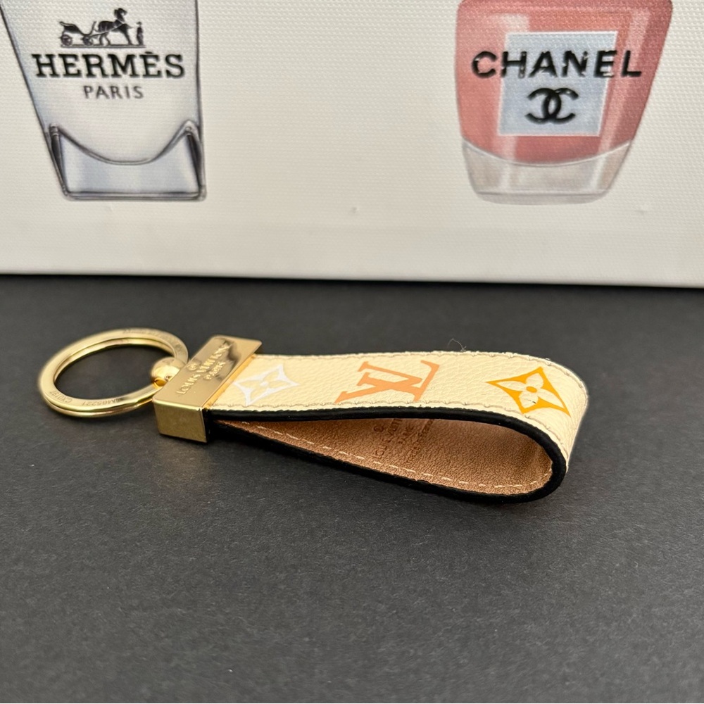 EUC Louis Vuitton Cream Gold Monogram Dragonne Key Ring Chain M65221-CX0197 - Picture 4 of 4